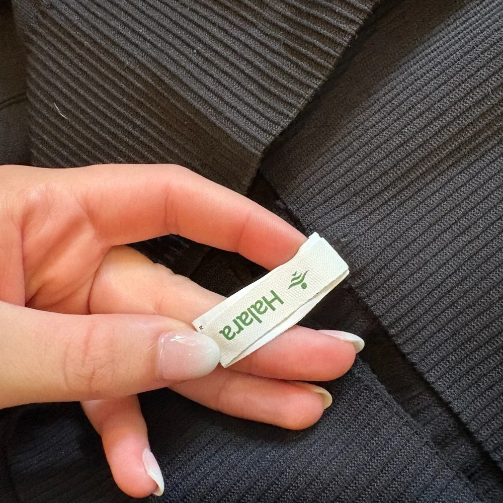 HALARA Soft Seamless Flow Ribbed High Waisted Tummy Control Yoga 7/8 Leggings - Picture 4 of 8